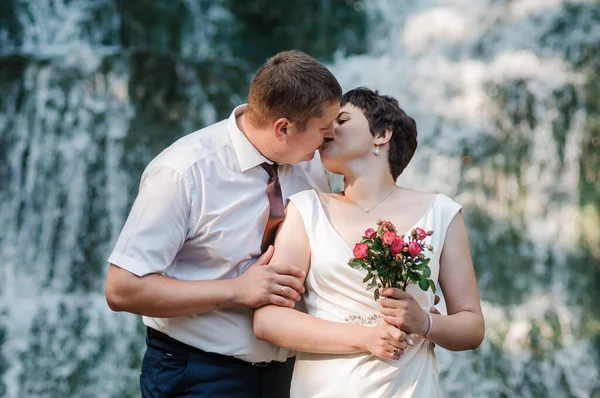 Recém Casados Fundo Uma Cachoeira — Fotografia de Stock