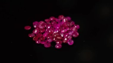 Dönüş masasında doğal yakut mücevheri