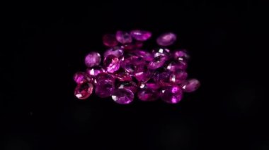 Dönüş masasında doğal yakut mücevheri