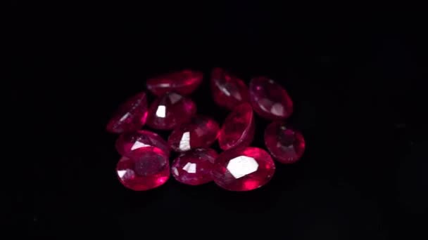 Натуральный Рубиновый Камень Поворотном Столе — стоковое видео