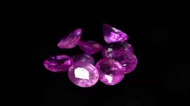 Dönüş masasında doğal yakut mücevheri