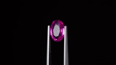 Dönüş masasında doğal yakut mücevheri