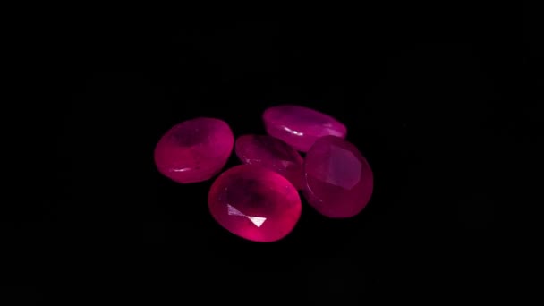 回転テーブルの天然ルビーの宝石 — ストック動画