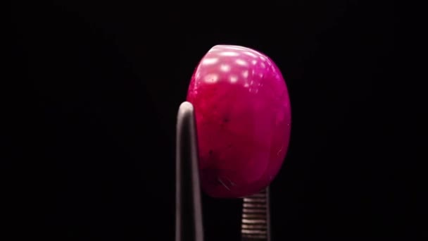 Натуральный Рубиновый Камень Поворотном Столе — стоковое видео