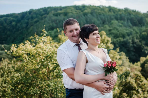 Novomanželé Objímají Líbají Pozadí Lesa — Stock fotografie