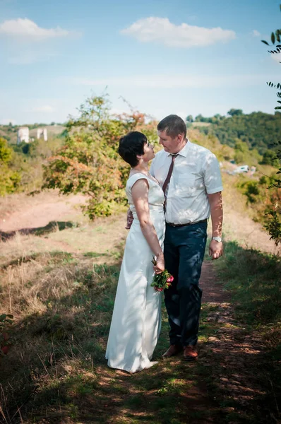 Recién Casados Abrazan Besan Fondo Del Bosque —  Fotos de Stock