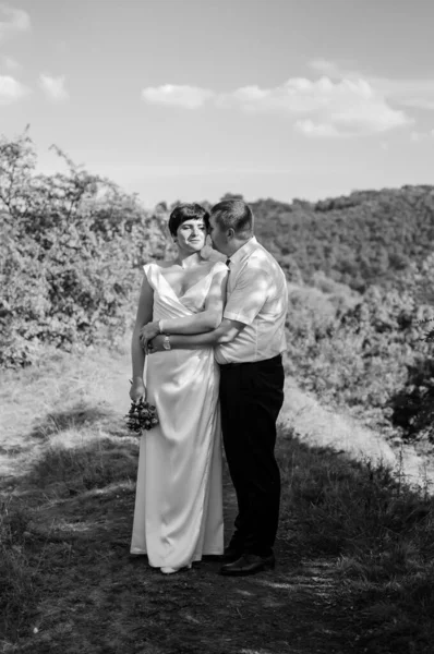 Nygifta Kramas Och Kyss Bakgrunden Skogen — Stockfoto
