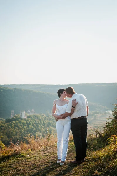 Friss Házasok Ölelés Csók Háttérben Erdő — Stock Fotó