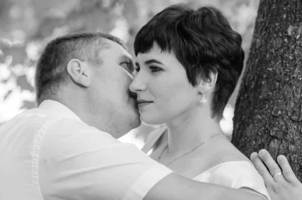 Recém Casados Abraçar Beijar Fundo Floresta — Fotografia de Stock