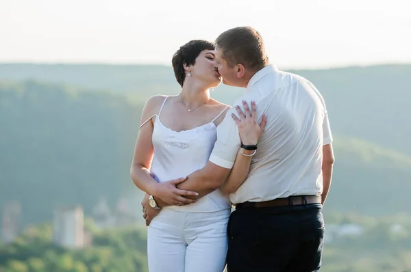 Recém Casados Abraçar Beijar Fundo Floresta — Fotografia de Stock