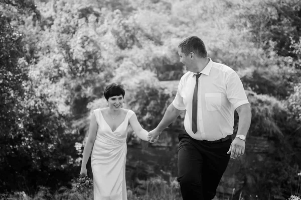 Newlyweds Hold Hands Background Forest Man Holding Woman Hand — Stock Photo, Image