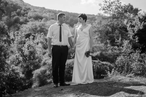 Recém Casados Dão Mãos Fundo Floresta Homem Segurando Mão Uma — Fotografia de Stock