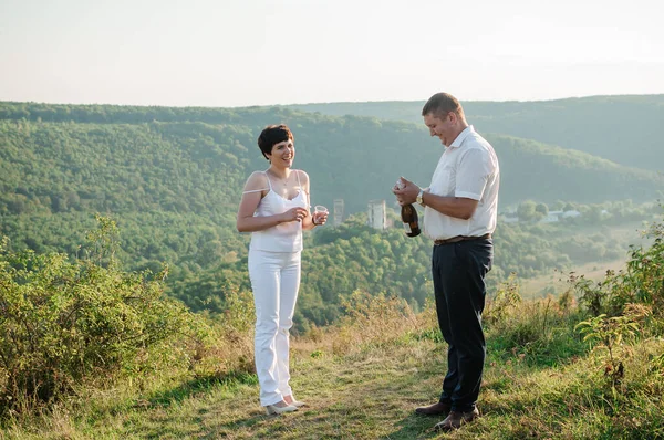 Mann Und Frau Gießen Gläser Und Trinken Sekt Auf Waldhintergrund — Stockfoto