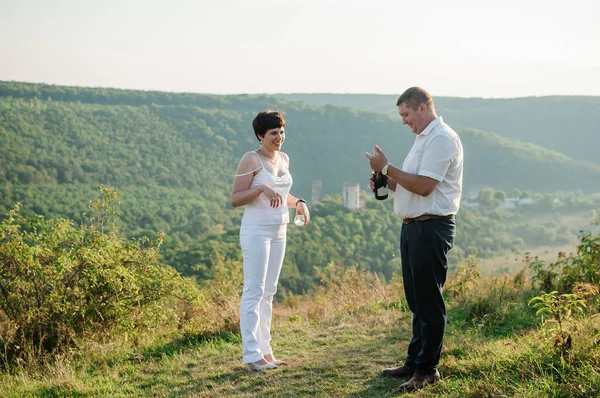Mann Und Frau Gießen Gläser Und Trinken Sekt Auf Waldhintergrund — Stockfoto