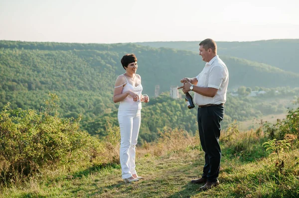 Mann Und Frau Gießen Gläser Und Trinken Sekt Auf Waldhintergrund — Stockfoto