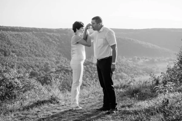 Mann Und Frau Gießen Gläser Und Trinken Sekt Auf Waldhintergrund — Stockfoto