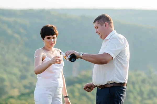 Homem Mulher Derramar Copos Beber Vinho Espumante Fundo Floresta — Fotografia de Stock