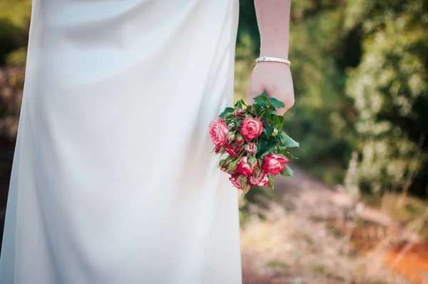 Μπουκέτο Ροζ Τριαντάφυλλα Στα Χέρια Ενός Κοριτσιού — Φωτογραφία Αρχείου