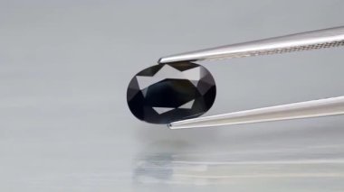 Dönen masanın üzerinde doğal mavi safir taşı var.