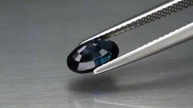 Dönen masanın üzerinde doğal mavi safir taşı var.