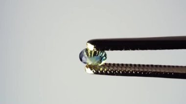 Dönen masanın üzerinde doğal mavi safir taşı var.