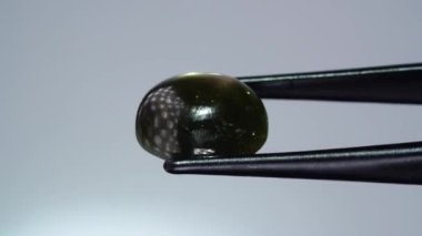 Dönen masanın üzerinde doğal mavi safir taşı var.