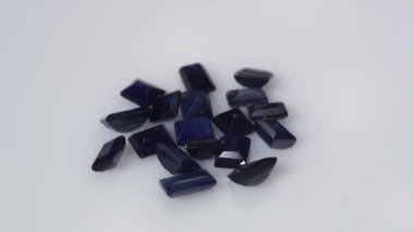 Dönen masanın üzerinde doğal mavi safir taşı var.