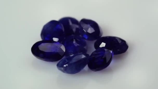 Φυσικό Μπλε Ζαφείρι Πολύτιμος Λίθος Στο Περιστρεφόμενο Τραπέζι — Αρχείο Βίντεο