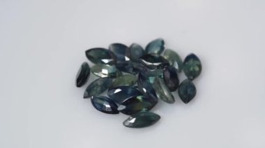 Dönen masanın üzerinde doğal mavi safir taşı var.