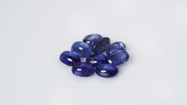 Натуральный Голубой Сапфировый Камень Поворотном Столе — стоковое видео
