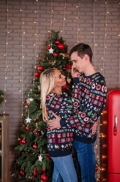 Guy Girl Sweater Jeans Hug Kiss Background Christmas Tree Red — Stock Photo, Image