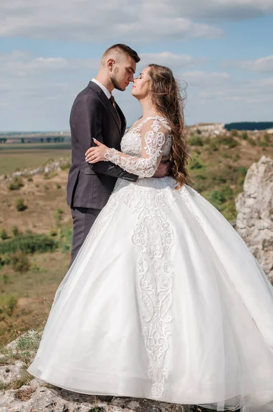 Recém Casados Abraçando Fundo Das Rochas — Fotografia de Stock