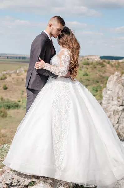 Recém Casados Abraçando Fundo Das Rochas — Fotografia de Stock