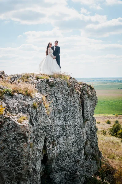 Recién Casados Abrazándose Fondo Las Rocas —  Fotos de Stock