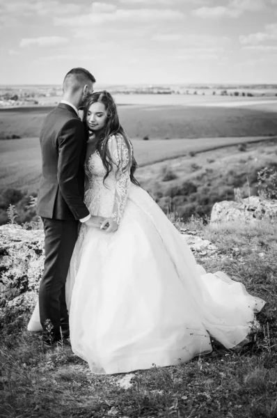 Nygifta Kramar Bakgrunden Stenar — Stockfoto