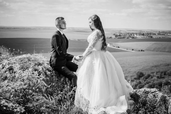 신혼 부부 가암초와 아름다운 경치를 배경으로 포옹하는 모습 — 스톡 사진
