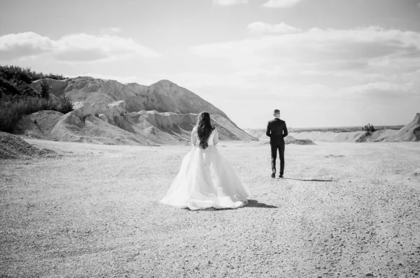 Pasgetrouwden Wandelen Een Zandgroeve — Stockfoto