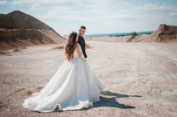 Recém Casados Caminham Uma Pedreira Areia — Fotografia de Stock