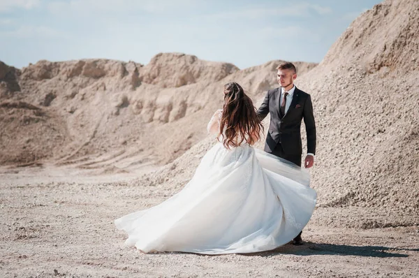 Frischvermählte Spazieren Einem Sandsteinbruch — Stockfoto