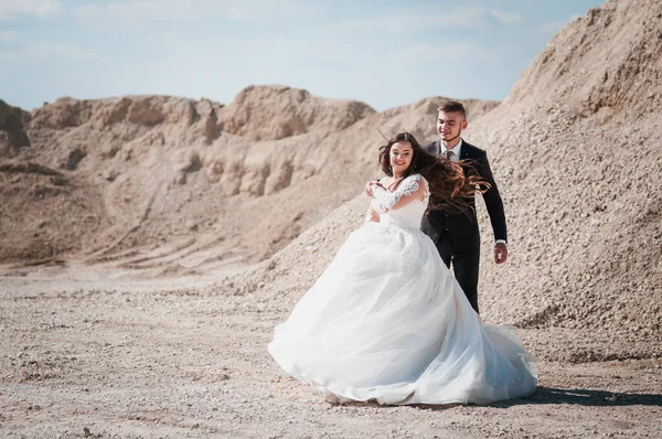 Recém Casados Caminham Uma Pedreira Areia — Fotografia de Stock