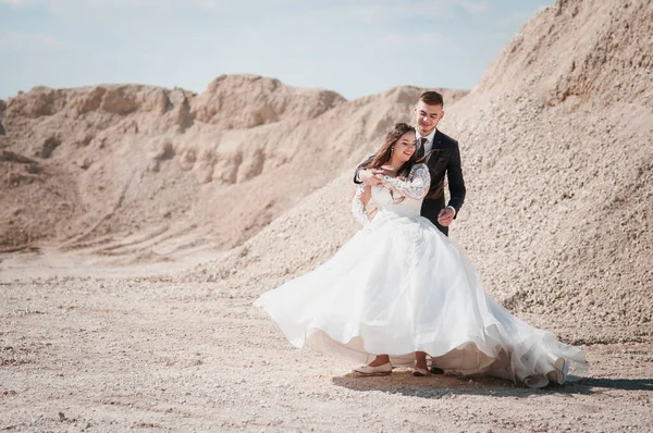 Newlyweds Walk Sandy Quarry — Stock Photo, Image