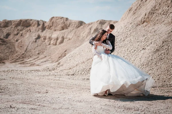 Frischvermählte Spazieren Einem Sandsteinbruch — Stockfoto