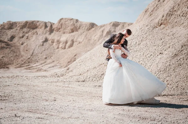 Recém Casados Caminham Uma Pedreira Areia — Fotografia de Stock