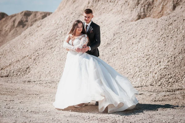 Recém Casados Caminham Uma Pedreira Areia — Fotografia de Stock