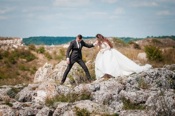 Pasgetrouwden Knuffelen Achtergrond Van Een Prachtig Landschap — Stockfoto