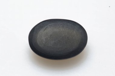 Doğal taş, kediler beyaz arka plana bakar.