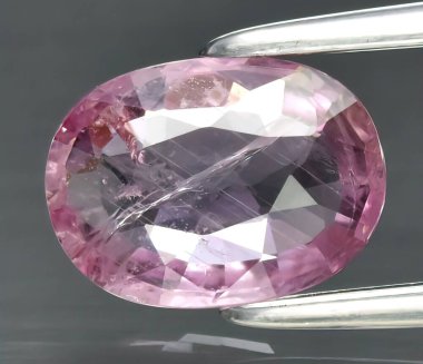 Doğal değerli taş safiri. Maşa içinde doğal safir.