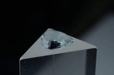 Doğal mavi akuamarin tezgahta