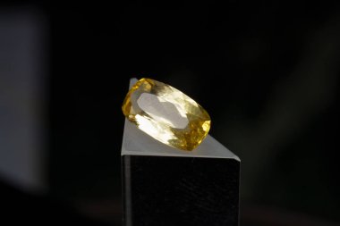 Siyah arka planda doğal altın sarısı sitrin.