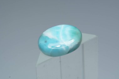 Beyaz zemin üzerinde doğal larimar taşı